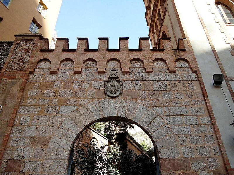 Portal de la Muralla del Monasterio Montserrat
