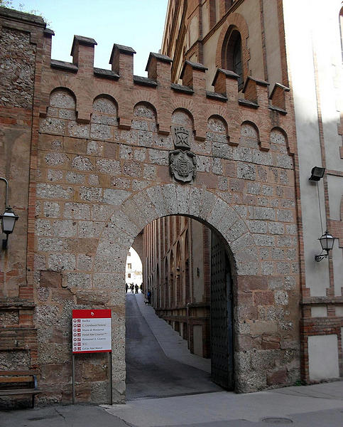 Portal de la Muralla del Monasterio Montserrat