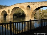 Puente fortificado sobre el río Arga